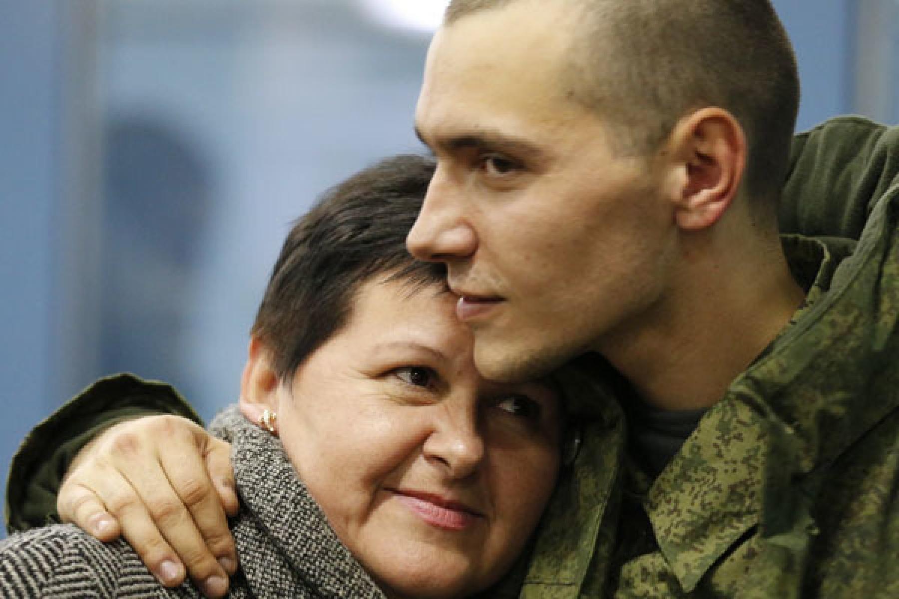 Россия рожу сына. Мама солдата. Солдатские матери. Мама встречает сына. Мать провожает сына в армию.